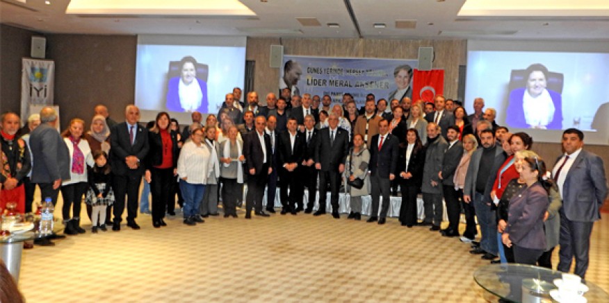 Çeşme İYİ Parti'ye katılan 57 kişinin rozetini Müsavat Dervişoğlu taktı