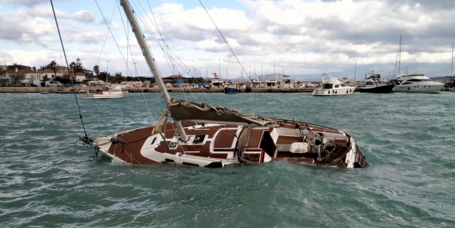 Ilıca'da, fırtına nedeniyle 1 tekne parçalandı, 1'i de yan yattı