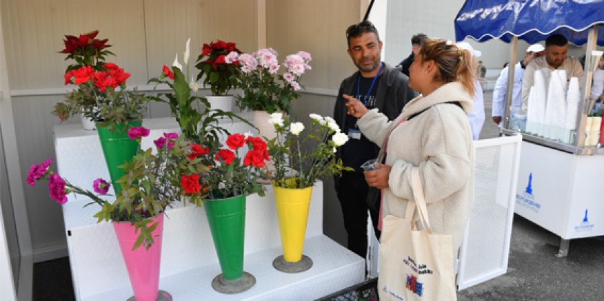 İzmir’de seyyar tezgahlar çiçek açıyor