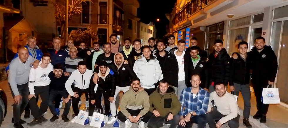 Eski futbolcu Ciğerci Hayri'den Çeşme Belediyespor'a yemek