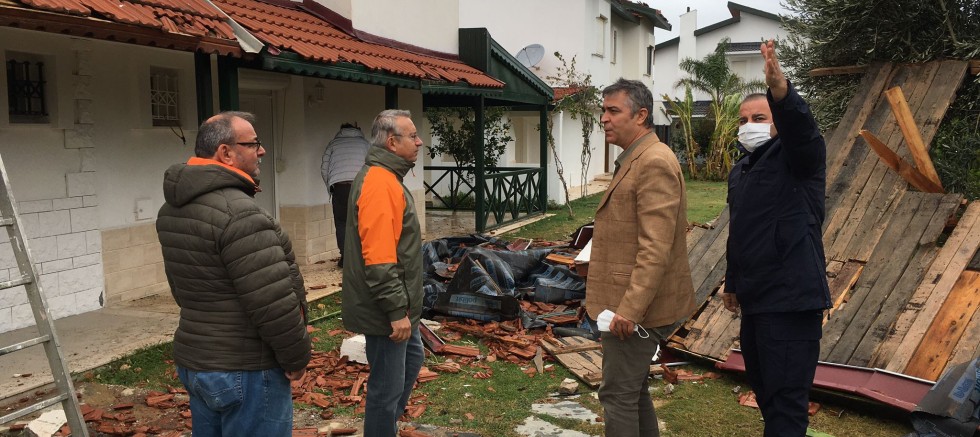 Ovacık'ta meydana gelen hortum çatılara zarar verdi
