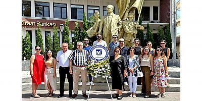 Çeşmeli serbest muhasebeci ve mali müşavirler, Atatürk Anıtı'na çelenk sundu
